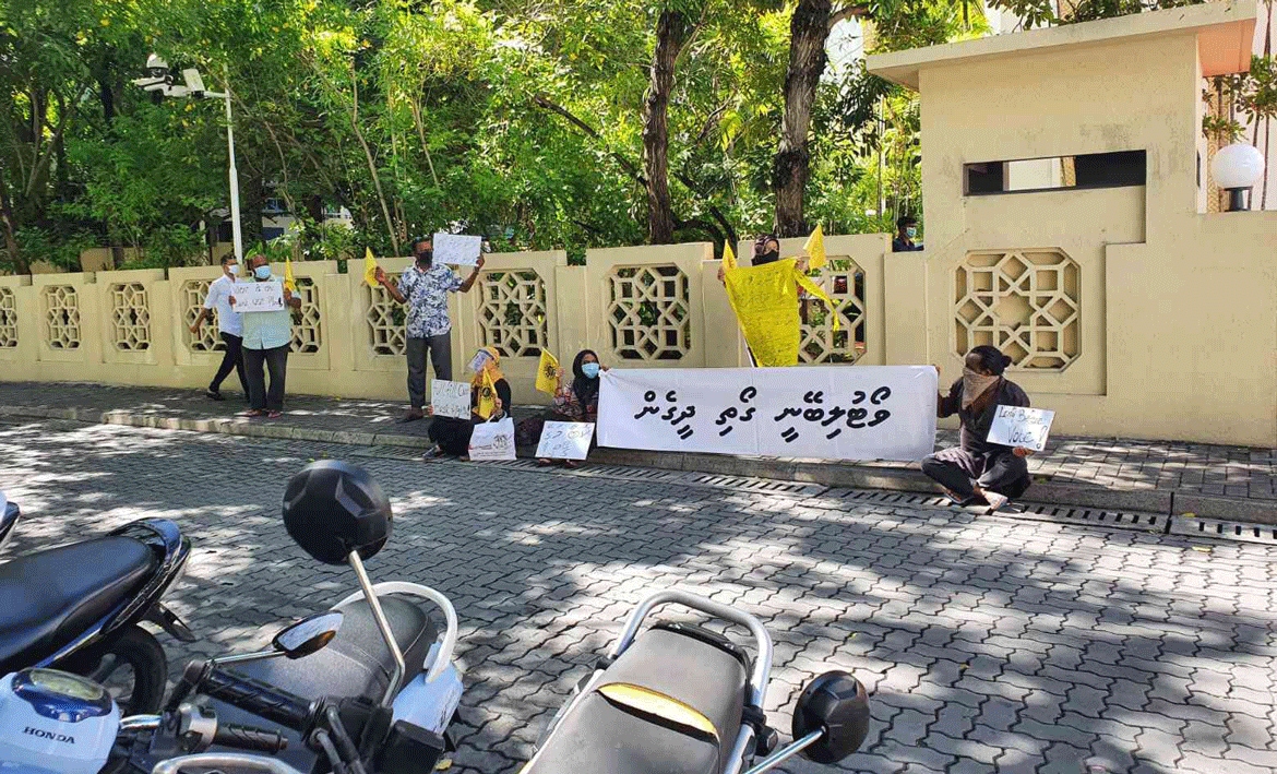 ގޯތިދޭން ވީ ވައުދާ ޙިލާފުވެފައިވާކަމަށްބުނެ މަޖިލިސް ކައިރީގައި އިހުތިޖާޖުކޮށްފި