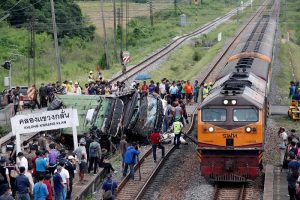 ބަހަކާއި ރޭލެއް އެކްސިޑެންޓްވެ ތައިލެންޑްގައި 20 މީހުން މަރުވެއްޖެ