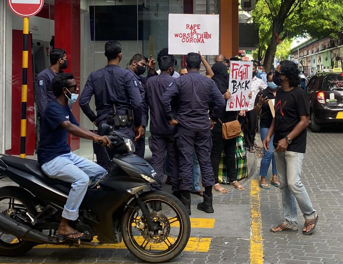 މުޒާހަރާ ފެށުމަށް ތައްޔާރުވަމުން ދަނިކޮށް އިސްކޮށް ހަރަކާތްތެރިވި މީހުން ހައްޔަރުކޮށްފި