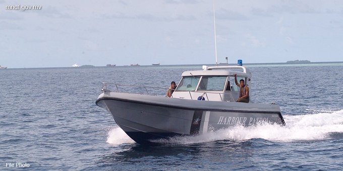 ވިންޑްސާރފިން ބޯޑެއްގައި ދަތުރުކުރި ބަޔަކު ގެއްލިގެން ހޯދަނީ