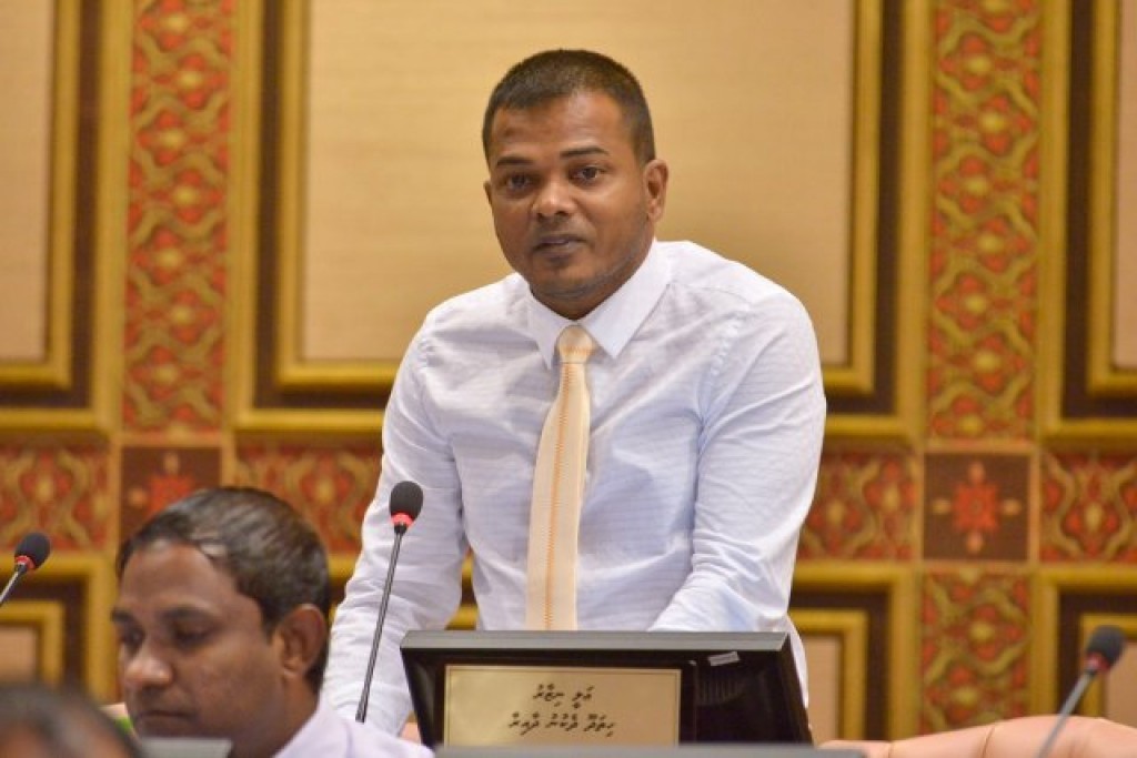 ކޯޓުގެ ނިންމުމުން ކަނޑުފޭރުމާއި، މަގުފޭރުން ވަރިހަމަ ވެއްޖެ: އަލީ ނިޒާރު