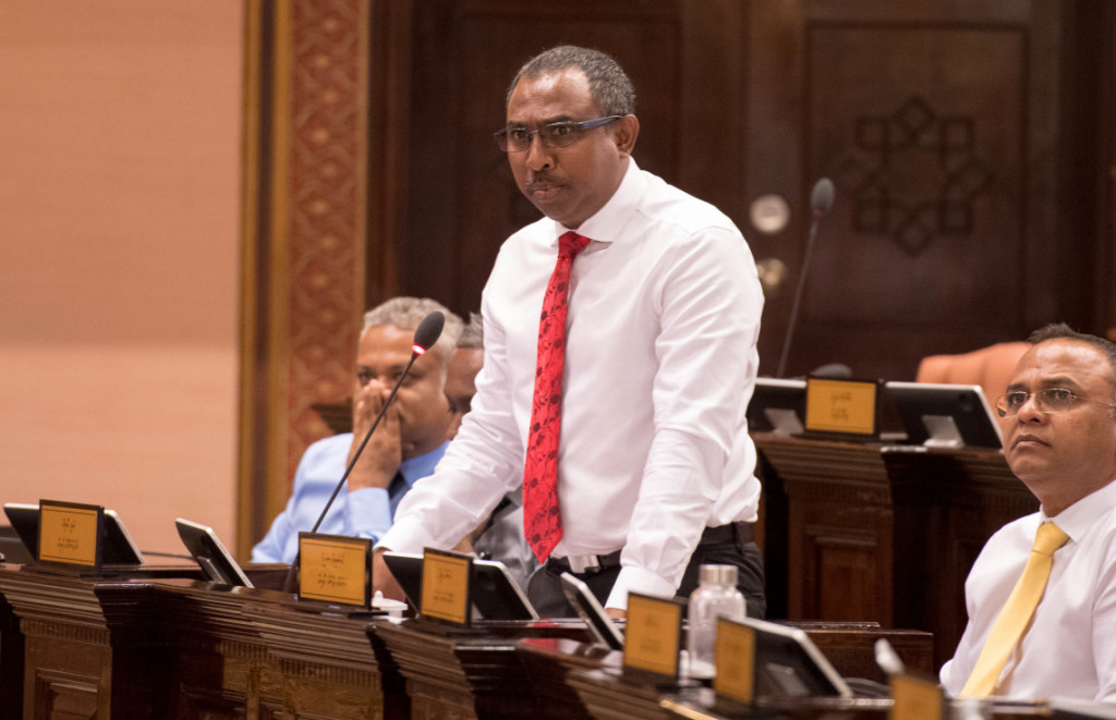 އާޒިމް، އަމީރަށް: މިއުޅެނީ ސަރުކާރާ ޖެހިގަނެގެނެއްނޫން، މިއީ ހަމައެކަނި އަދަދުތަކެއް، ބަޖެޓެއް ނޫން!