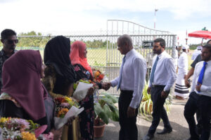 ލ.އަތޮޅަށް ރައީސްކުރައްވާ ދަތުރުފުޅުގައި މަރުޙަބާ ދެންނެވުމަށް ސްކޫލްކުދިން ނެރުމަށް އަންގައިފި