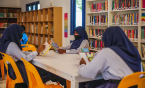 "އަހަރެންގެ ބޭންކް ކޮމިއުނިޓީ ފަންޑު"ގެ އެހީގައި އއ. އަތޮޅު ތަޢުލީމީ މަރުކަޒުގެ ލައިބްރަރީ އަށް ބޮޑު ކުރިއެރުމެއް!