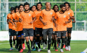 އީގަލްސް އަށް ބޮސްނިޔާގެ ފޯވާޑަކާއި ބުރުކީނަ ފާސޯގެ ޑިފެންޑަރެއް