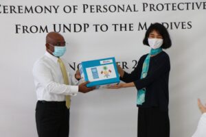 ކޯވިޑް-19 އާ ދެކޮޅަށް ކުރާ މަސައްކަތަށް އެހީވުމަށް، އދ އިން ގިނަ ޢަދަދެއްގެ ސިއްޙީ ސާމާނު ހަދިޔާކޮށްފި