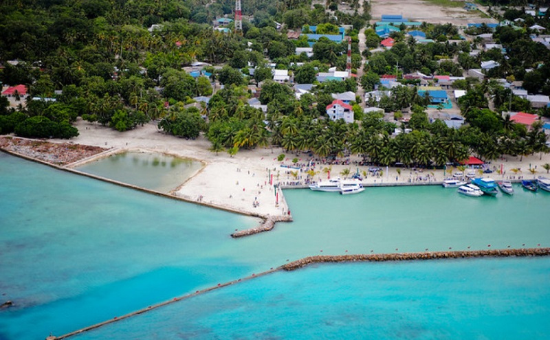 ނިލަންދުއަށް ޑޮކްޓަރަށް ދައްކަންދިޔަ މީހުން ރަށަށް ނާރައި ދިޔައީ ކަރަންޓީންވާން ޖެހުމުން!