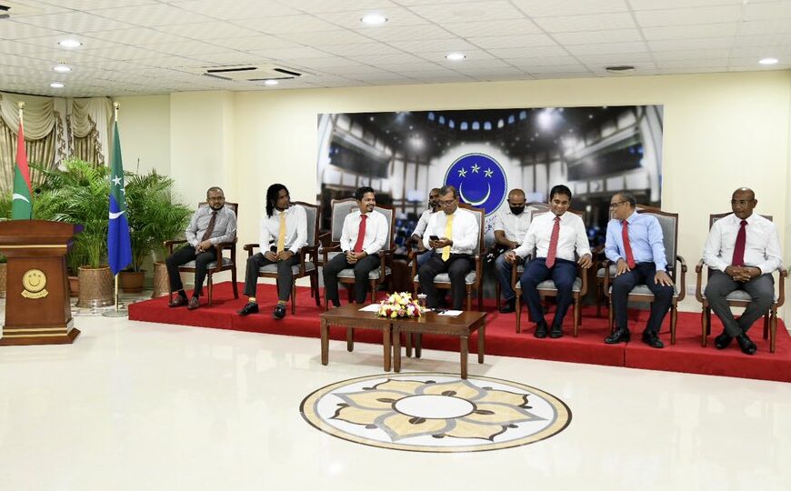 ކޮންމެ ރަށެއްގެ ކުރިމަތީގައި އެއާޕޯޓް އަޅަން ނޫޅުއްވާ، އެއީ ތަރައްޤީ އެއްނޫން: ރައީސް ނަޝީދު