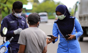 ކޯވިޑްގެ ފިޔަވަޅުތަކާއި ޚިލާފުވި 400އަށް ވުރެ ގިނަ މީހުން ޖޫރިމަނާކޮށްފި
