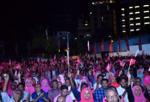 ހުއްދަ ނުލިބުމުން "ބަޑި ބުރާސްފަތި" ޖަލްސާ ޕީޕީއެމް އޮފީސް ދޮރުމަތީގަ