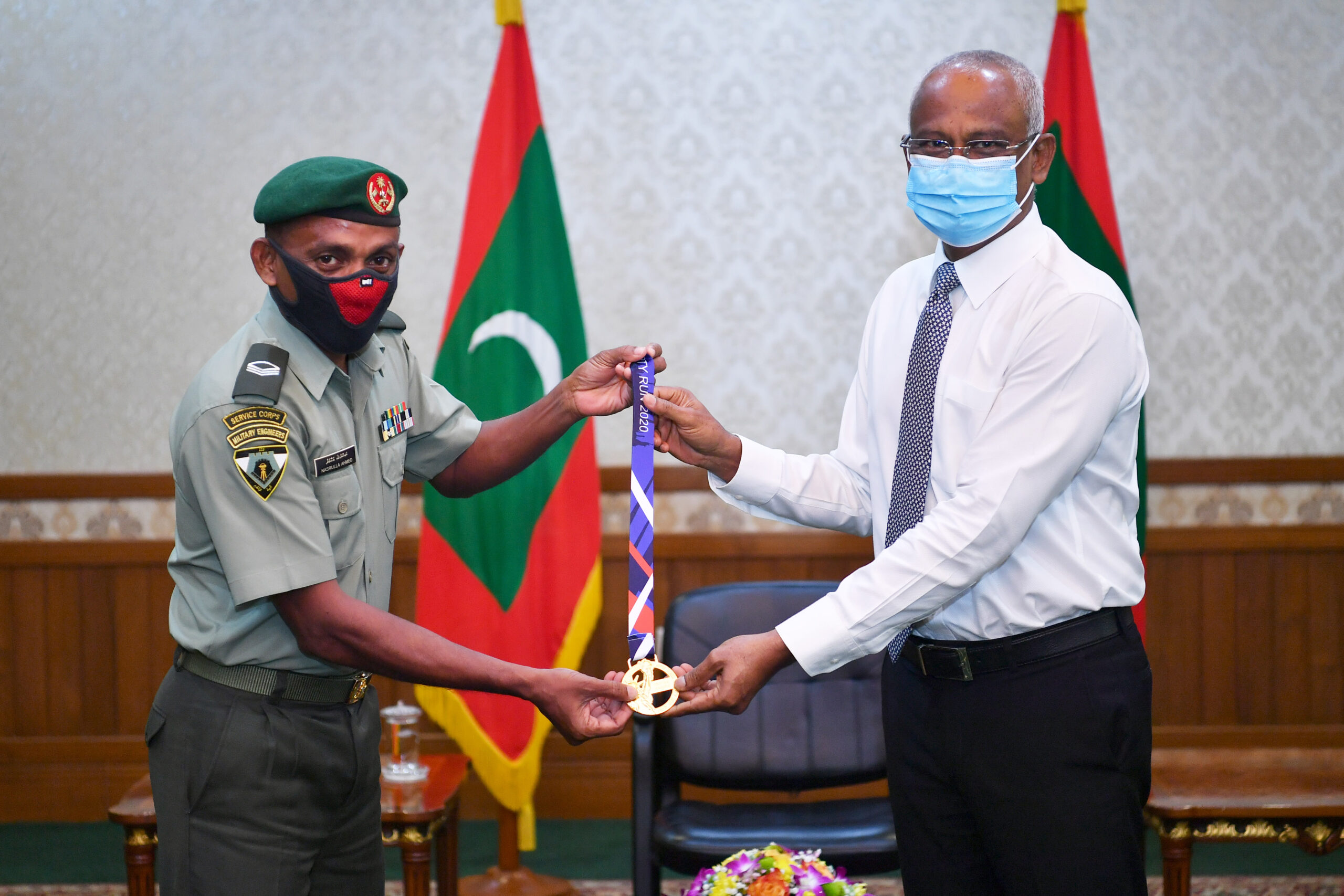 ނަޞްރުﷲގެ 60 ވަނަ މެރެތަން މެޑައްޔާއި ޖަރޒީ ރައީސަށް ހަދިޔާކުރެއްވުން