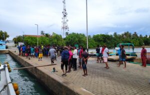 ފުލުހުންގެ ސަފު ފޫއަޅުވާލައި، މަސްވެރިން ފެލިވަރުގެ އޮފީސްދޮށަށް އެއްވެއްޖެ