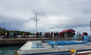 ފެލިވަރު ފަޅުތެރޭގައި މަސްވެރިން އިޚުތިޖާޖު ކުރަނީ