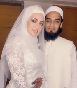 ފިރިމީހާއާއެކު ހޭދަކޮށްފައިވާ އުފާވެރި ވަގުތުކޮޅެއް ސަނާ ޚާން ފޭނުންނާ ހިއްސާކޮށްފި