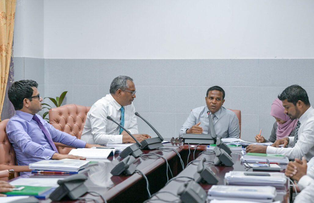 ފްލައިން ސްކޫލުގެ މައްސަލާގައި ތަރިކައިގެ ކޮމިޓީ މެމްބަރުން އައްޑޫ ސިޓީއަށް
