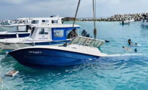 މާލޭ ފަޅުގައި އޮތް ލޯންޗެއް އަޑިއަށްގޮސް، ނެގުމުގައި ސިފައިން ހަރަކާތްތެރިވަނީ