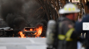 ކްރިސްމަސް ދުވަހުގެ ހެދުނު ހެދުނާ، އެމެރިކާގެ އަވަށެއްގައި ބާރުގަދަ ގޮވުމެއް