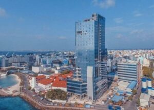 މަގުމައްޗަށް ވެއްޓިފައި އޮތް މީހަކަށް ފަރުވާދެމުން ދަނިކޮށް ނިޔާވެއްޖެ