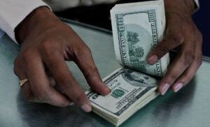 ނަގުދު ފައިސާ އެތެރެކޮށް ބޭރުކުރެވޭނެ އަދަދު 10،000 ޑޮލަރަށް!