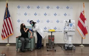 އިންތިޚާބީ ނާއިބުރައީސާ ކާމަލާ ހެރިސް ކޯވިޑް19 ވެކްސިން ޖައްސަވައިފި