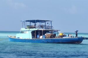 ތިން ދިވެހިންނާއިއެކު ދަތުރުކުރި ދޯންޏެއް ފަރަށް އަރައި، ކޯސްޓްގާޑުން އެހީތެރިވަނީ