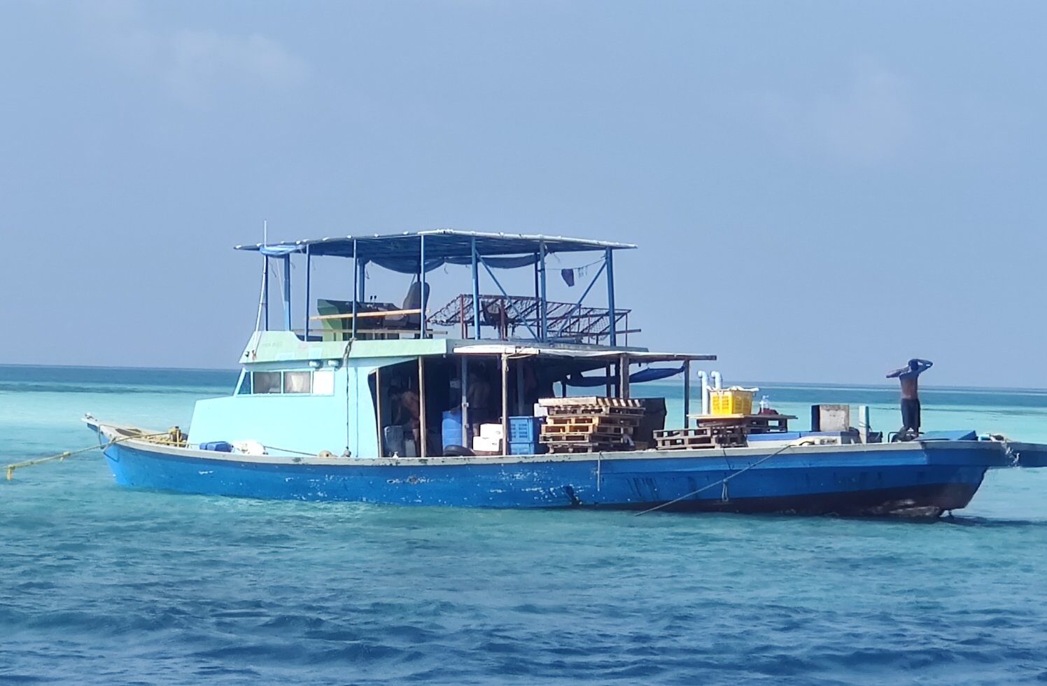 ތިން ދިވެހިންނާއިއެކު ދަތުރުކުރި ދޯންޏެއް ފަރަށް އަރައި، ކޯސްޓްގާޑުން އެހީތެރިވަނީ