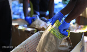 ފުލުހުން ފެނުމާއެކު އަތުގައި އޮތް މަސްތުވާތަކެތި އުކާލި މީހަކު ހައްޔަރު ކޮށްފި