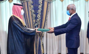 ސަޢޫދީގެ އައު ސަފީރު، ރައީސުލްޖުމްހޫރިއްޔާއަށް ސަފީރުކަމުގެ ފަތްކޮޅު އަރުވައިފި