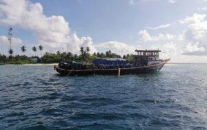 5 މީހުންނާއި އެކު ދަތުރުކުރި ބޯޓެއް ފަރަށް އަރައި އެމްއެންޑީއެފް ހަރަކަތްތެރިވަނީ