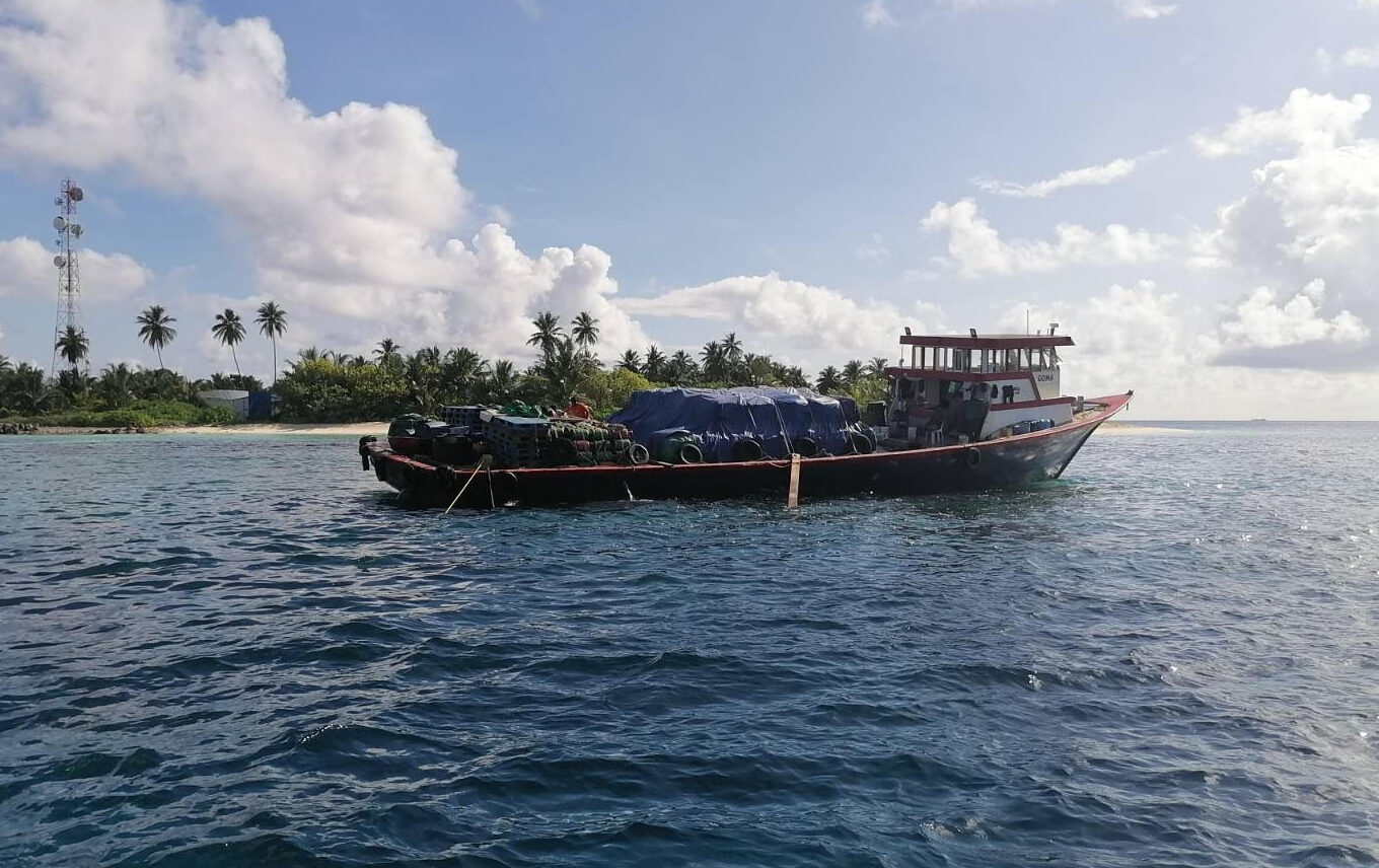 5 މީހުންނާއި އެކު ދަތުރުކުރި ބޯޓެއް ފަރަށް އަރައި އެމްއެންޑީއެފް ހަރަކަތްތެރިވަނީ