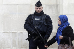 ޓެރަރިޒަމަށް ހިތްވަރު ދޭކަމަށްބުނެ، ފްރާންސްގައި 76 މިސްކިތެއް ބަންދުކުރަނީ