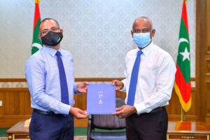 އެމްޑަބްލިއުއެސްސީގެ ރިހި ޔޫބީލް ފޮތް ރައީސުލްޖުމްހޫރިއްޔާއަށް ހަދިޔާކުރައްވައިފި