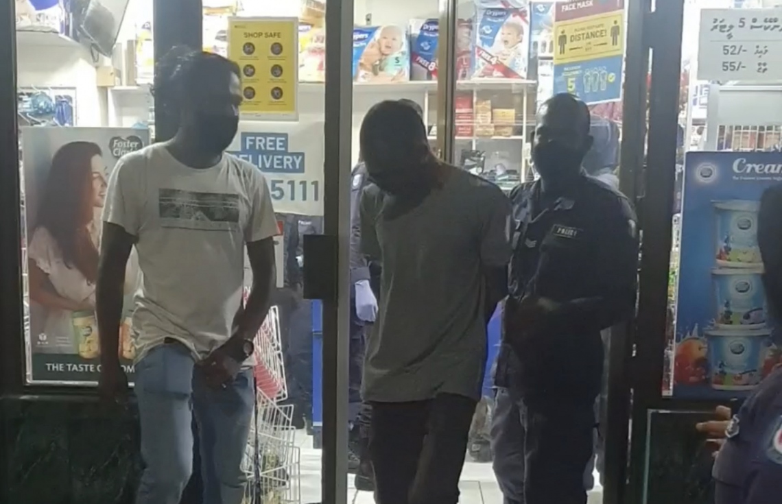 ފިހާރައެއް ފަޅާލައި ވައްކަންކުރަން ތިއްބާ އަތުލައިގެންފި