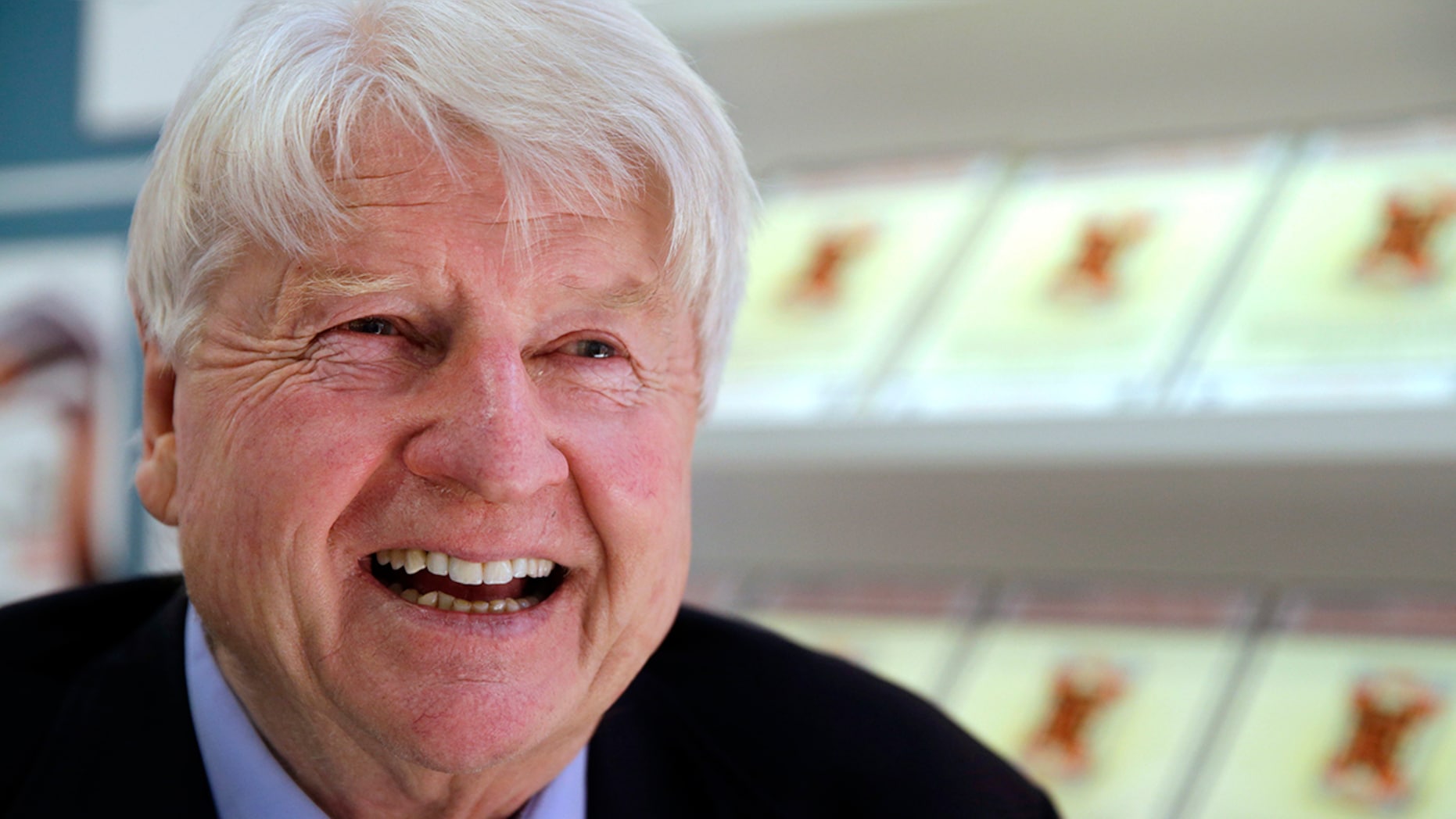 ޔޫރަޕްގެ ރައްޔިތެއްގެ ގޮތުގައި ހުންނަން ބޭނުންވާތީ، އިގިރޭސި ބޮޑުވަޒީރުގެ ބައްޕަ ފްރާންސްގެ ރައްޔިތުކަން ހޯދަނީ