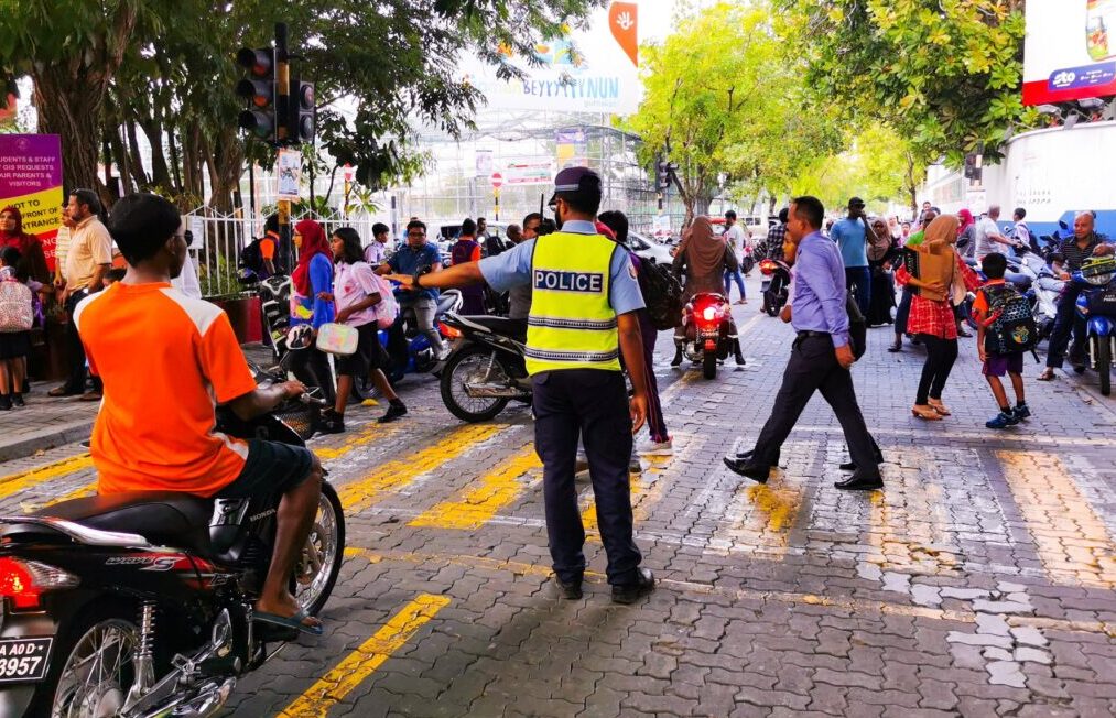 ސްކޫލު ސަރަހައްދުތަކުގައި ޤަވާއިދާއި ޚިލާފަށް ޕާރކް ކޮށްފައިވާ އުޅަނދުތައް ނެގުމަށް އަންގައިފި