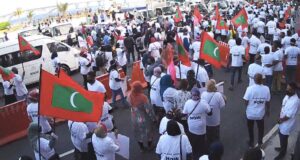 އިހުތިޖާޖުގެ ބައިވެރިންނަށް ފުލުހުން ހުރަސްއަޅައި، ކުރިމަތިލުމަކަށް
