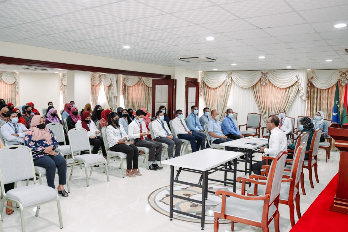 މަޖިލީހުގެ އިދާރީ މުވައްޒިފުންނާއި، މަޖިލިސް ރައީސް ބައްދަލު ކުރައްވައިފި