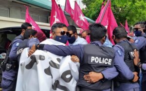 މުޒާހަރާގެ ބައިވެރިއަކަށް ސީރިއަސް އަނިޔާތަކެއްލިބި ހޮސްޕިޓަލުގައި ފަރުވާދެނީ