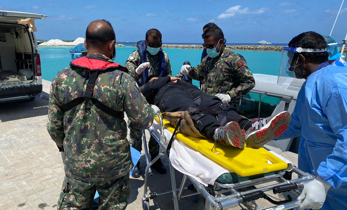 އައްޑޫ ދެކުނުން ދަތުރުކުރަމުންދިޔަ ބޯޓެއްގެ ފަޅުވެރިއަކު ހާލުދެރަވެގެން އައްޑޫއަށް