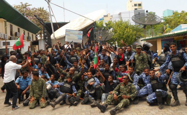 ހައިލަމް، ޑރ.އިޔާޒަށް: ސަލާމަތީ ބާރުތަކުން ރައީސްގެ އިސްތިއުފާ އަށް ގޮވައި މުޒާހަރާކުރި