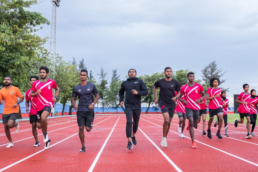 ގައުމީ އެތުލީޓުންނާ އެކު ވަޒީރު އެކުވެނި ސިންތެޓިކް ޓްރެކުގައި