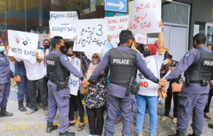 ރޭޕާއި ޖިންސީ ފުރައްސާރަ އާ ދެކޮޅަށް ޖެންޑަރ މިނިސްޓްރީ ހިމެނޭ ސަރަހައްދުގައި މުޒާހަރާ ކުރަންފަށައިފި