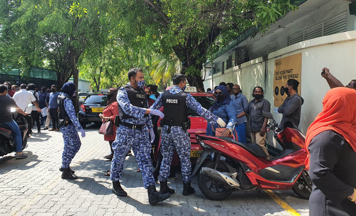 އިދިކޮޅު މުޒާހަރާގެ ބައިވެރިން ދަރުބާރުގޭ ކުރިމައްޗަށް އެއްވެއްޖެ