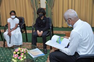 2040 ގެ ތަސައްވުރާ ގުޅޭގޮތުން ކުޑަކުދިންތަކެއް ލިޔެފައިވާ ދެ ފޮތެއް ރައީސަށް