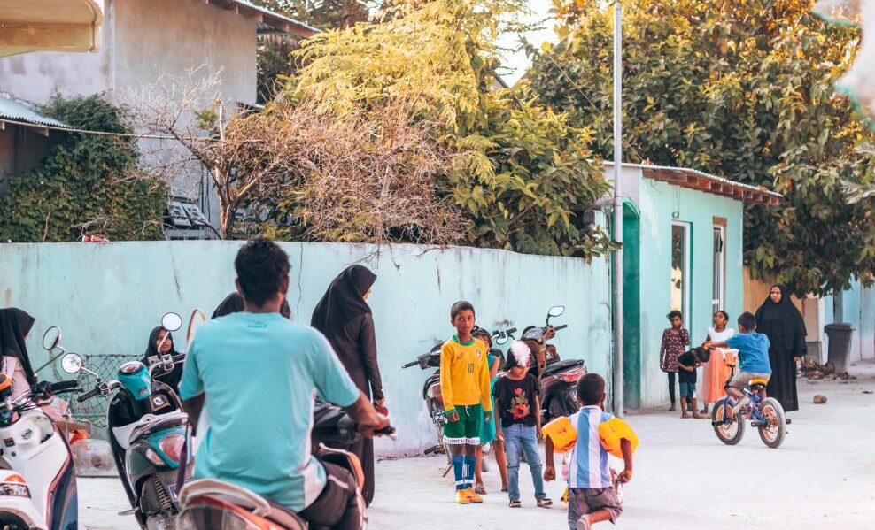 އުކުޅަހުން ޕޮޒިޓިވްވި އިނގިރޭސި ވިލާތުގެ ދެ ފަތުރުވެރިންގެ 3 ކޮންޓެކްޓެއް