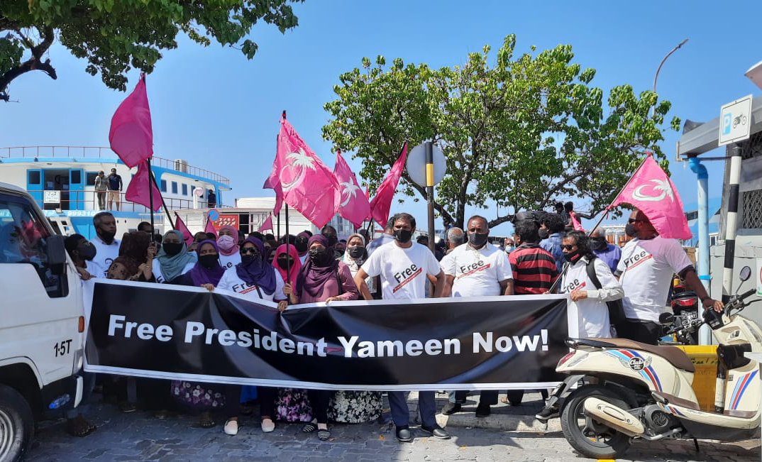 ރައީސް ޔާމިންގެ ޝަރީޢަތް ހިގަމުންދާއިރު ހައިކޯޓް ސަރަހައްދުގައި ސަޕޯޓަރުން އަޑުއުފުލަން ފަށައިފި