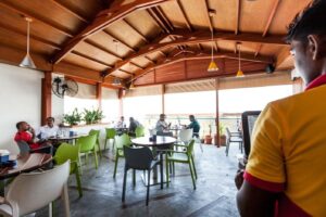 ވިޔަފާރިތަކާއި، ކެފޭ ރެސްޓޯރެންޓުތަކުގައި، އާންމު އުސޫލުން ޚިދުމަތް ދިނުމަށް ހުއްދަދީފި