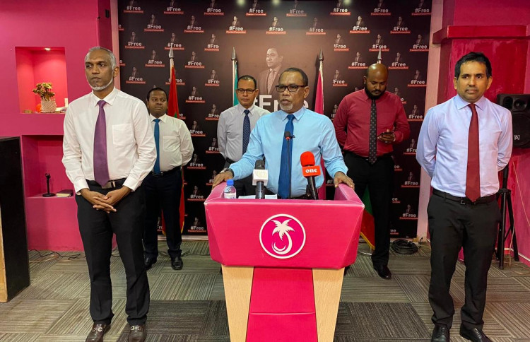 ކެނޑިޑޭޓުން ކެމްޕެއިނަށް ދަތުރުކުރުމުގެ ހުއްދަ ދިނުމުގައި އެޗްޕީއޭއިން ތަފާތުކުރޭ: އީސީ