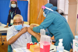 70 އަހަރުން މަތީގެ މީހުންނަށް މާދަމާ ވެކްސިންދޭން ފަށަނީ