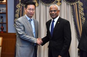 ޗަައިނާއިން ރާއްޖެއަށް 100،000 ޑޯޒް ވެކްސިން ހަދިޔާކުރަނީ